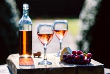 Negyvenöt Kárpát-medencei magyar pincészet mutatkozik be szombaton Kolozsváron