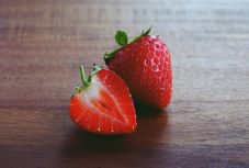 Így szabadítsa meg könnyedén az epret a zöld levelektől 