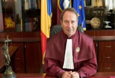 Valer Dorneanu marad az alkotmánybíróság elnöke