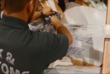 Egy millió eurót érő hamis ruhát koboztak el Nagylaknál