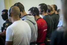 Életfogytiglani fegyházra ítélték parndorfi halálkamion főbb embercsempészeit