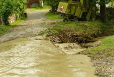 Áradások utáni helyzetkép: Csíkszentmártonban továbbra is a víz az úr