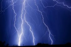 Tíz megyében keletkeztek viharkárok, Iași-ban villám csapott egy férfibe