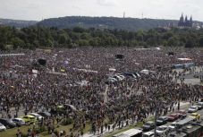 Újabb óriástüntetést tartottak Prágában a kormányfő lemondását követelve