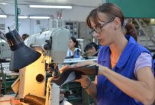 Öt év alatt ennyit nőttek a fizetések a cipő- és a készruhagyárakban