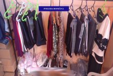 Interneten árult hamis ruhát és parfümöt egy Tenkén élő nő