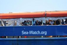 A Sea-Watch 3 hajó Lampedusa partjainál áll, nem kapott kikötési engedélyt