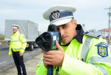 Autósok figyelmébe: elárasztják az utakat a rendőrök a hétvégén