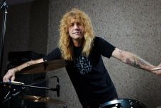 Hasba szúrta magát a Guns N' Roses egykori dobosa