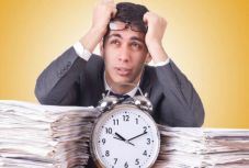 Agyvérzést okozhat a rendszeres túlórázás