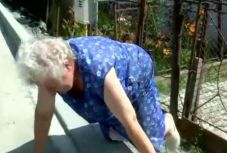 Út helyett falat építettek a házak elé egy romániai városban