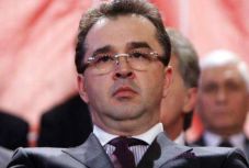 Kifütyülték párttársai Marian Oprişant a PSD kongresszusán