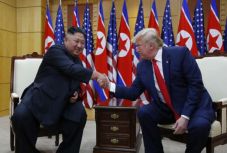 Trump észak-koreai területre lépett, az amerikai elnökök közül elsőként