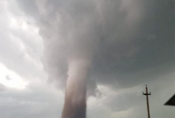 Újabb tornádó Romániában: házakat tett tönkre a forgószél