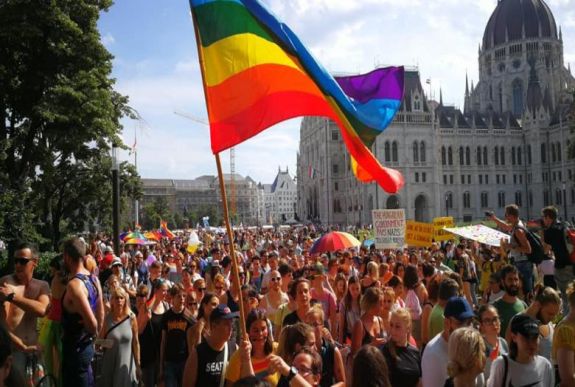 Pride: Budapesten 7 ezren, Londonban másfél millióan vonultak
