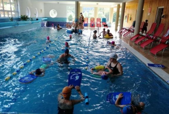 Sosem lehet túl korán elkezdeni az úszást – Balla Szabolcs  csíkszeredai úszásoktatót kérdeztük