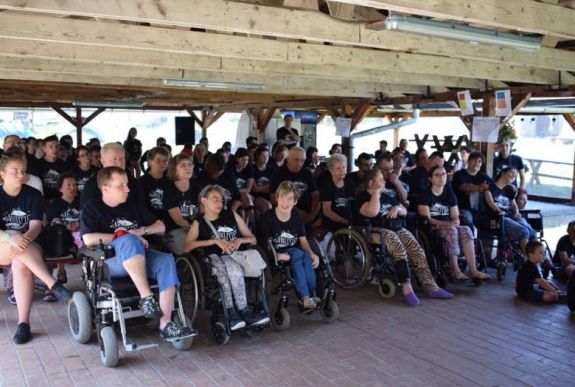 „Itt szeretnek bennünket!” –  A Kárpát-medencei Ifjúsági Mozgássérült Táborban jártunk