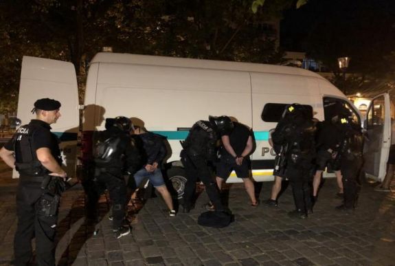 Futballhuligánok verték szét Pozsony belvárosát