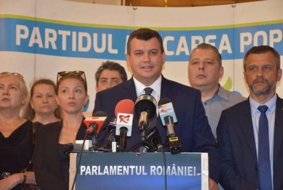 Közigazgatási törvénymódosítás: a magyar nyelvhasználat miatt fordul a Nép Ügyvédjéhez a PMP