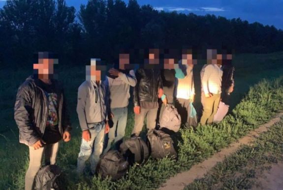 Huszonöt migránst találtak egy kamionban Csanádpalotánál