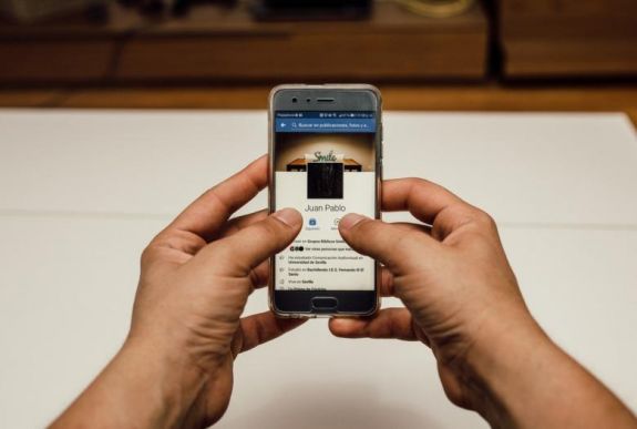 Mutatjuk, milyen ártatlan jelenségeket ítél szexuális tartalomnak a Facebook