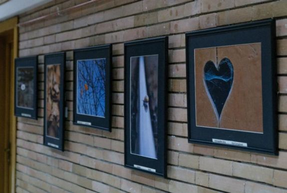 „Magamnak és magamért fotózok” – megnyílt Péter András első fotókiállítása Csíkszeredában