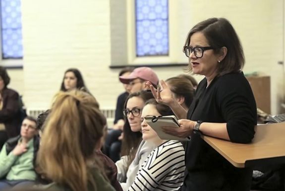 A baloldalon egy művészeti kiállítás a válasz az erősödő fasizmusra – interjú Jodi Deannel