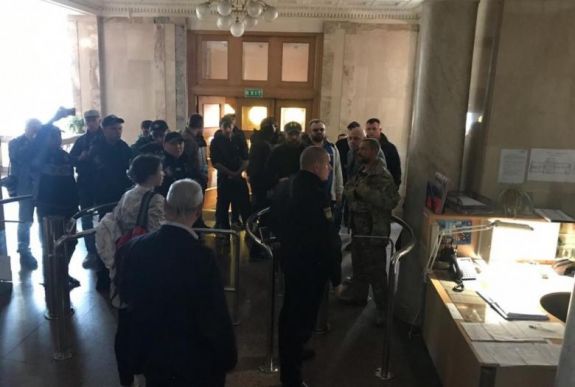 Ukrajna: Porosenko hívei behatoltak az Állami Nyomozó Iroda épületébe