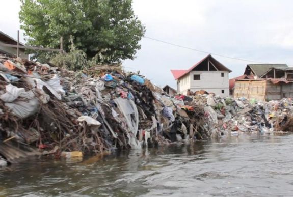 Megbírságolták a szászfenesi önkormányzatot a Szamos-parti szemétrengeteg miatt