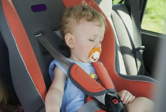 Életmentő trükk: ezért ragasszon cetlit a gyerekülésre