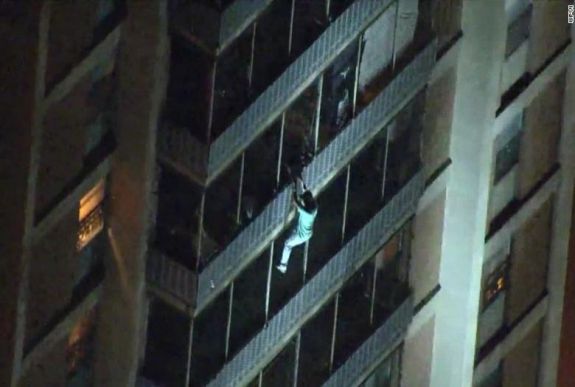 Pókemberként menekült a férfi a tűz elől a toronyházból