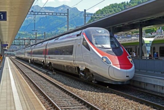 Gyermekével együtt vonat elé löktek egy anyát Frankfurtban