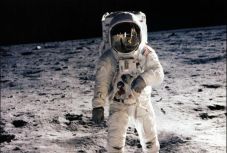 Elárverezik az ötven évvel ezelőtti holdséta egyetlen fennmaradt videotekercsét