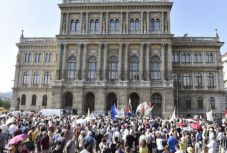 Az MTA-ért és a magyar tudományért tüntettek Budapesten