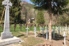 Úzvölgyi katonatemető: Korodi az Elie Wiesel Intézet állásfoglalását kérte az illegális keresztek szimbólumairól