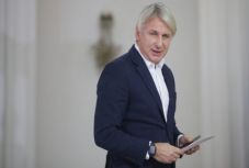 Johannis kinevezte ügyvivő kormányfőhelyettesnek a pénzügyminisztert