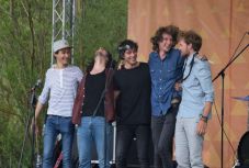 Kirándulós dalával futott fel, már első Double Rise-os fellépésén is túl van a Szintaxis