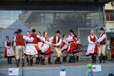 Ügyintézés népviseletben: így hangolódtak Csíkszeredában az Ezer Székely Leány Napjára