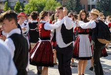 Már kora reggeltől muzsikaszótól volt hangos Csíkszereda a harmincadik Ezer Székely Leány Napján