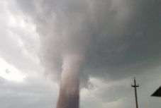 Újabb tornádó Romániában: házakat tett tönkre a forgószél