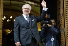 Kétszer kellett elmondania a hivatali eskü szövegét az új lett elnöknek