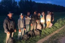 Huszonöt migránst találtak egy kamionban Csanádpalotánál