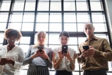 Az okostelefon túlzott használata csontkinövést okozhat a koponyán