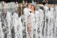 Szökőkútban pancsol a gyermeke? Szakemberek szerint inkább ne hagyja