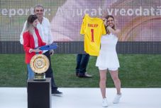 Simona Halep húszezer rajongónak mutatta be a wimbledoni trófeát