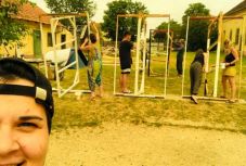 Színház zseblámpa fényénél, testközelben – Aszalos Gézával, a Bánsági Vándorszínház vezetőjével beszélgettünk 