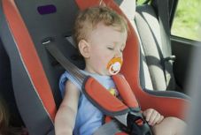 Életmentő trükk: ezért ragasszon cetlit a gyerekülésre