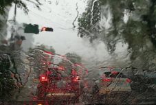 Torlódás alakult ki a szakadó esőben a Prahova-völgyében