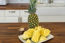 Így vágja fel egyszerűen az ananászt