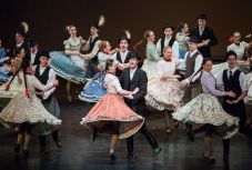 Magyar népi kultúra és amerikai slágerek - négy vendégelőadás Szatmárnémetiben